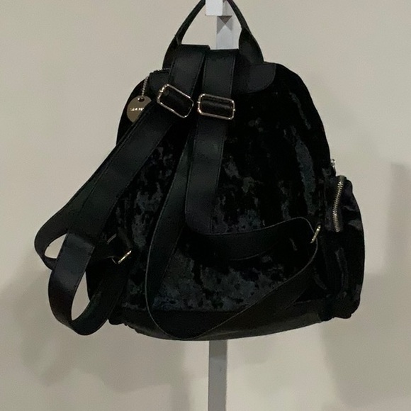 NWOT Steve Madden backpack extremely cute. No call outs. - Picture 6 of 12